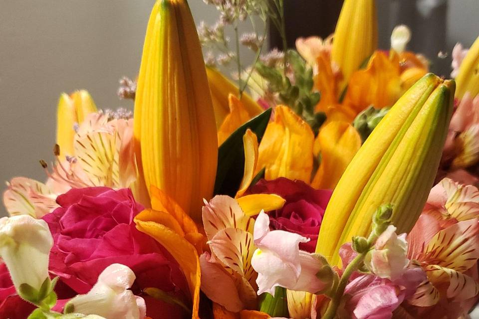 A celebrante pegou o buquê!