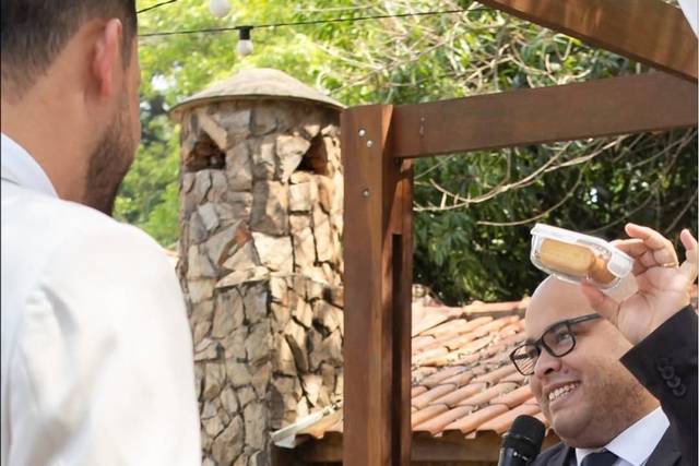 Celebrante Danilo Coutinho