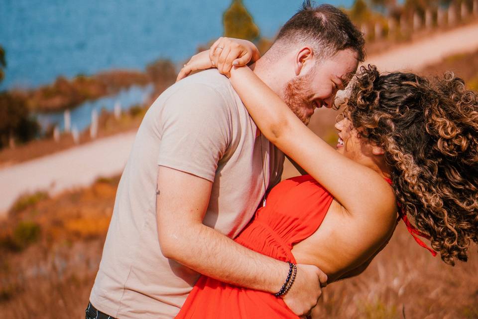 Casal abraçado