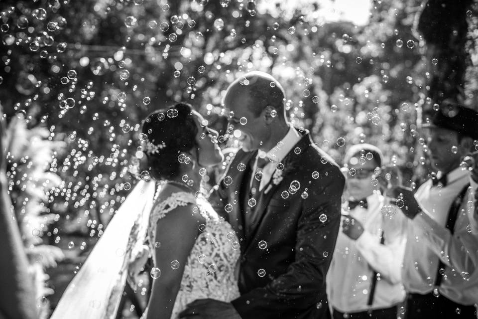 Casal abraçado com bolhas flutuando
