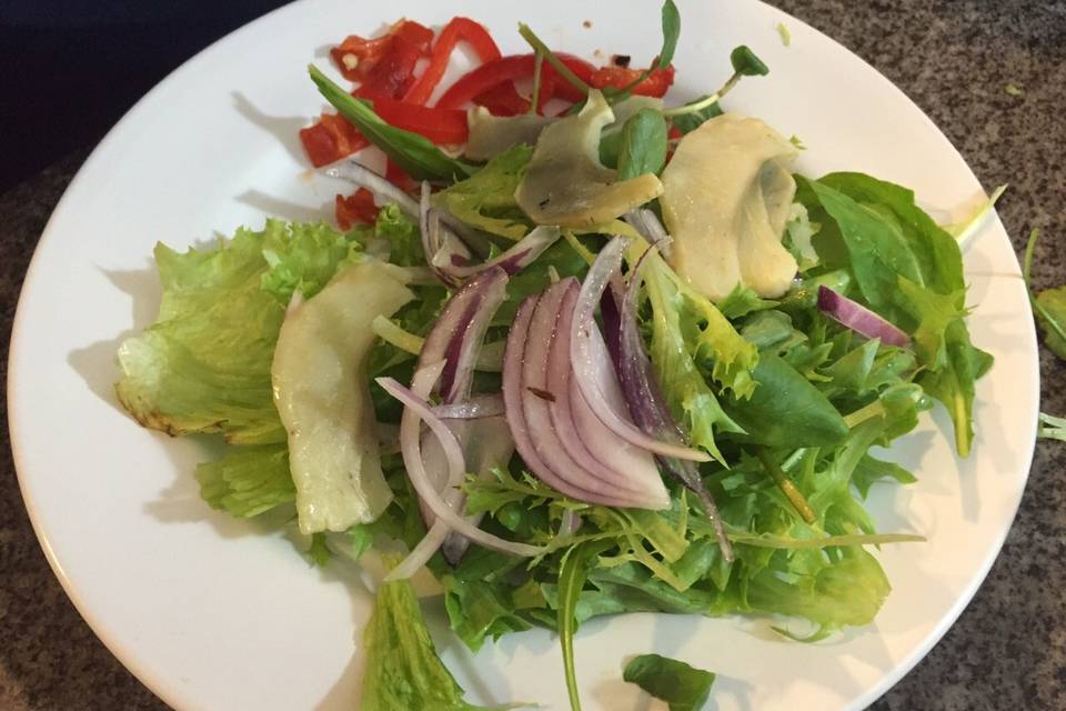 Salada com mix de queijos