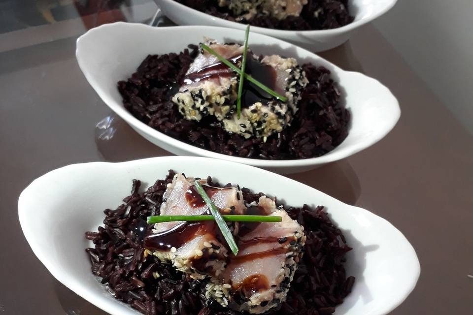 Arroz negro com atum selado