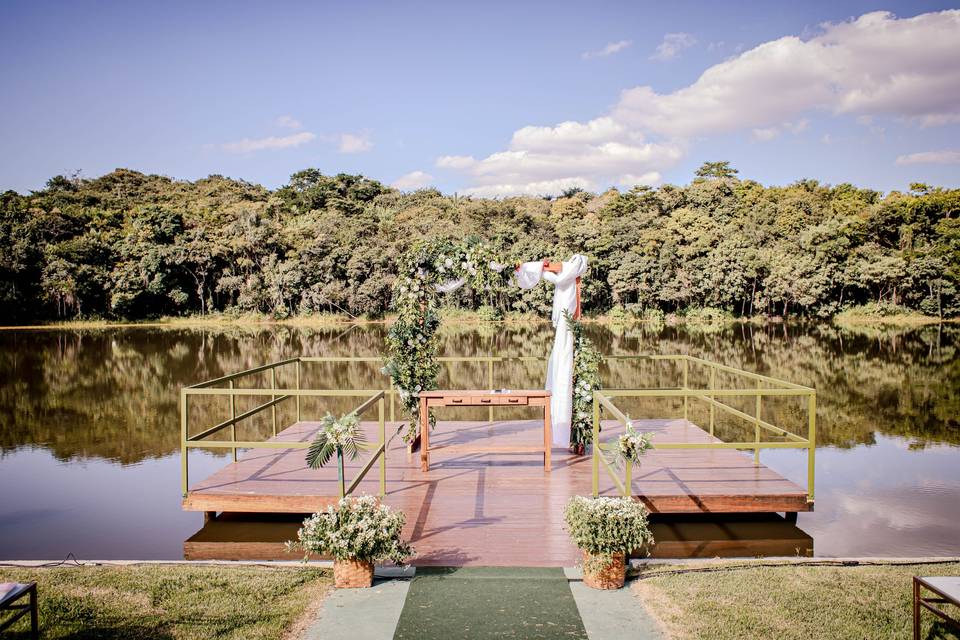 Deck com lagoa espelhada