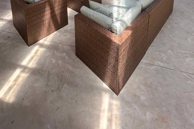 Sofas e mesa de bilhar