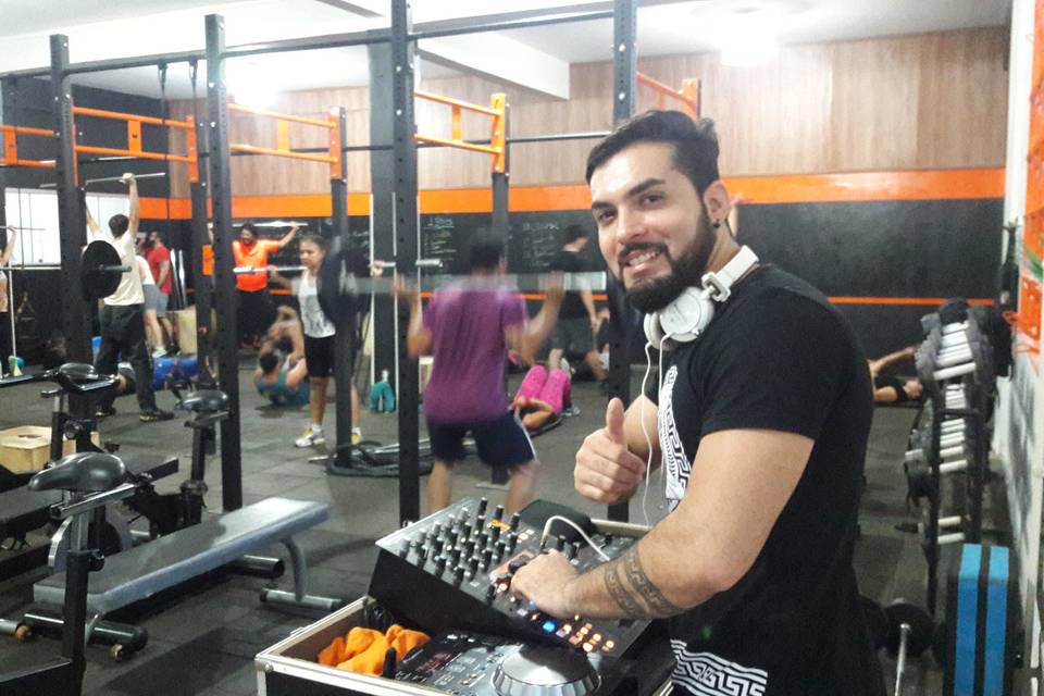 Dj tocando na academia