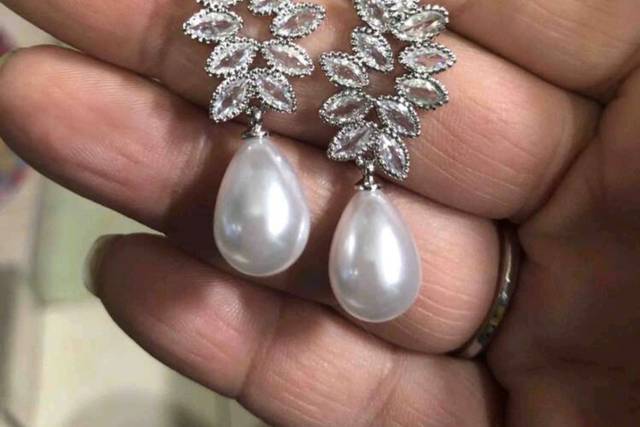 Brinco de zirconia com pérola