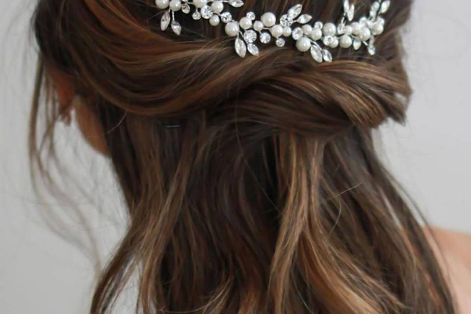 Tiara de strass e pérolas