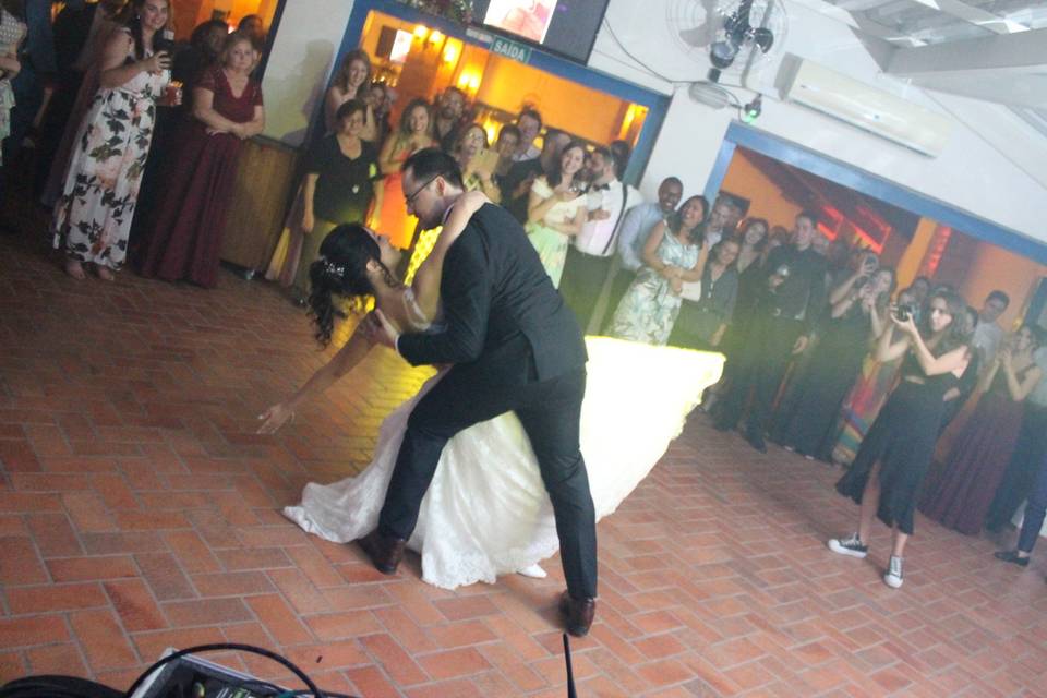 Belíssima dança dos noivos