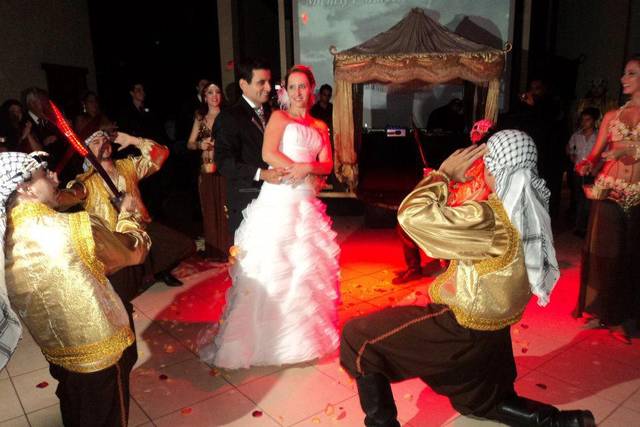 Linda mulher brasileira com vestidos para dançarina de dança do ventre  ensaio de dança tradicional árabe tradicional