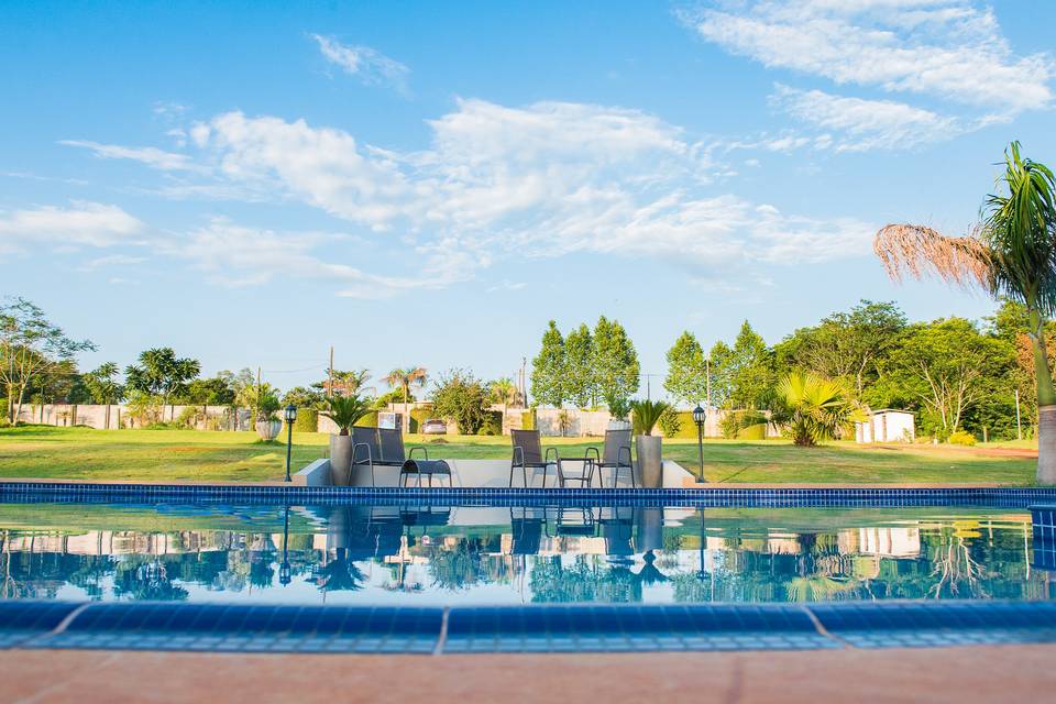 Piscina e gramado