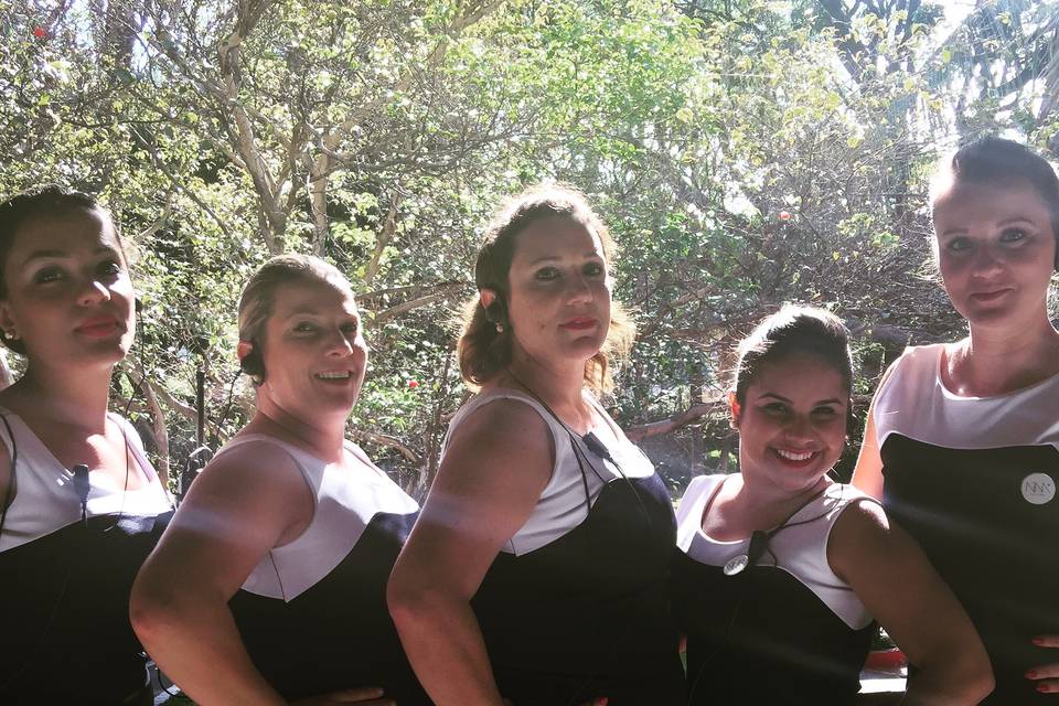 Equipe uniformizada.
