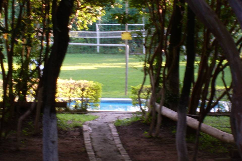 Área verde entre salão e piscina