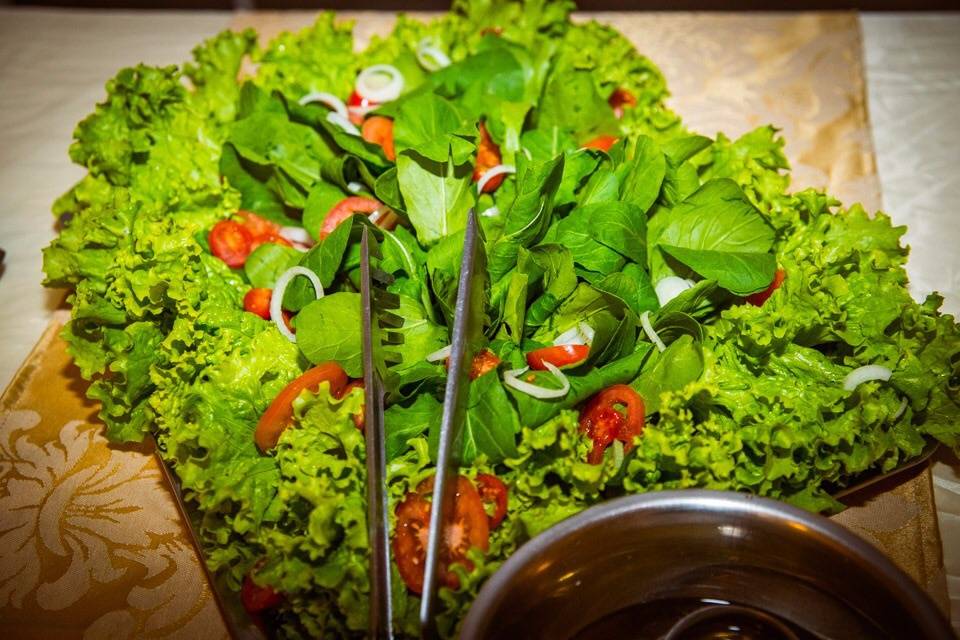 Buffet de saladas variados.