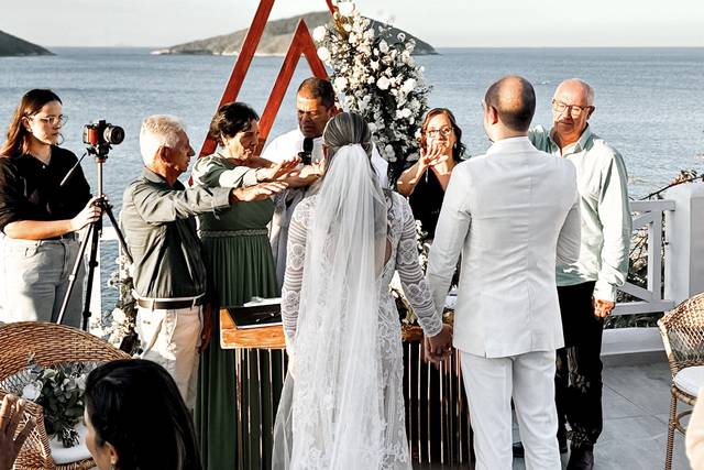 Noivos no altar.