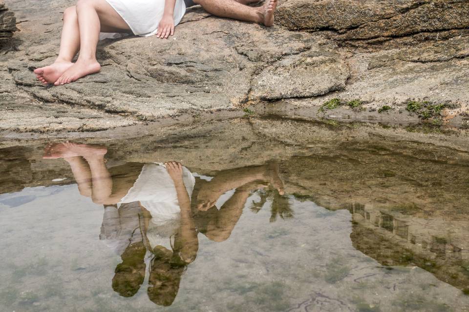 Reflexos nas águas à beira da