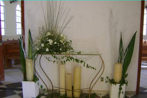 Decoração com arranjos e velas