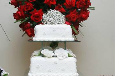 Bolo de casamento decorado com flores