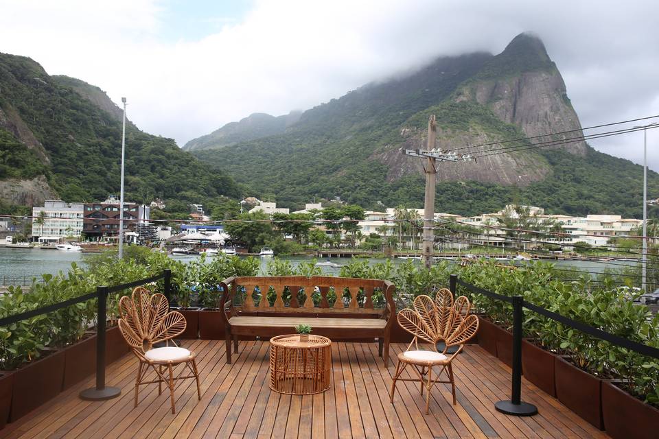 Deck e vista pedra da Gávea