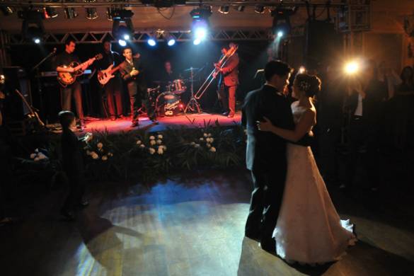 Noiva e noivo dançam