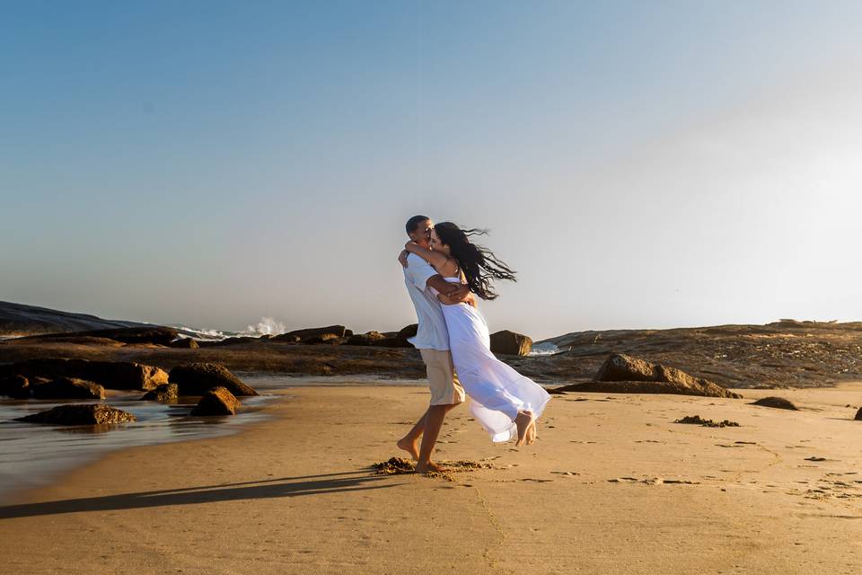 Natália e Douglas Abraçados