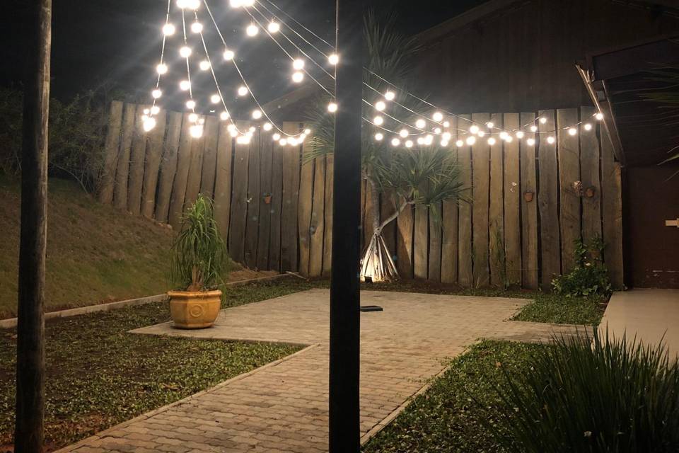 Varal de luz no jardim