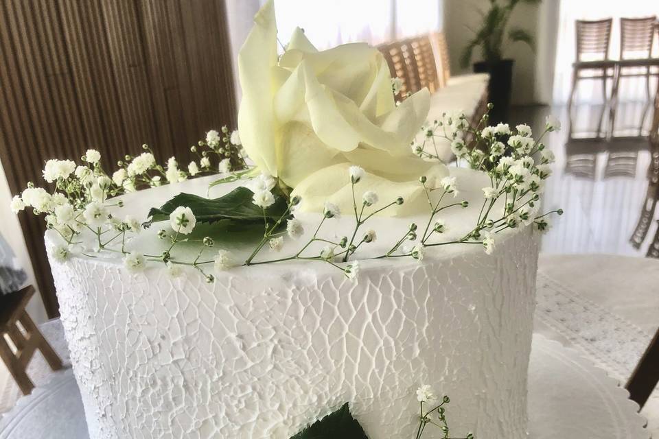 Bolo verdadeiro com flores nat