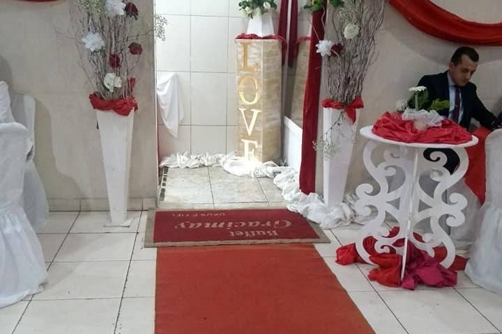 Salão todo é decorado.