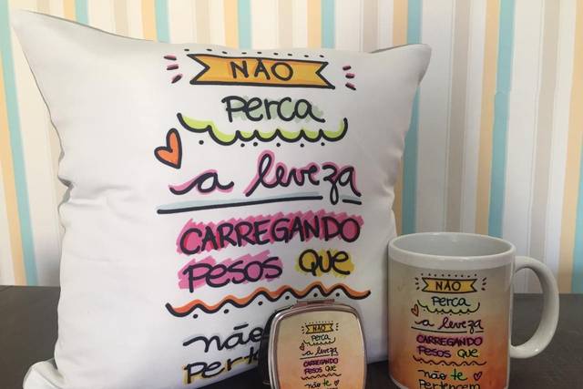 Almofada, espelho e caneca