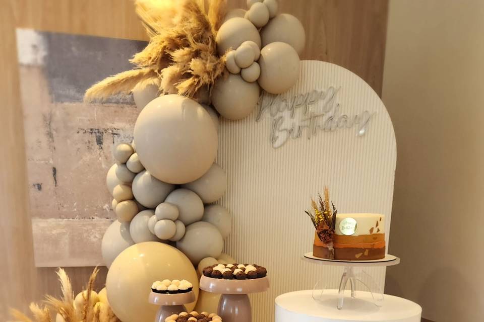 Mesa de bolo e doces