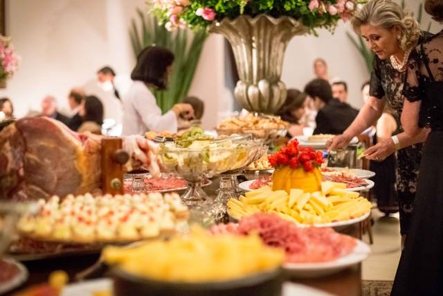 Buffet Holly Water