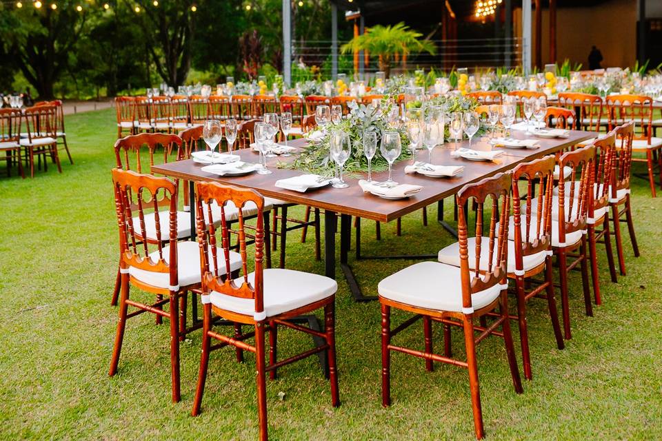 Mesas no gramado