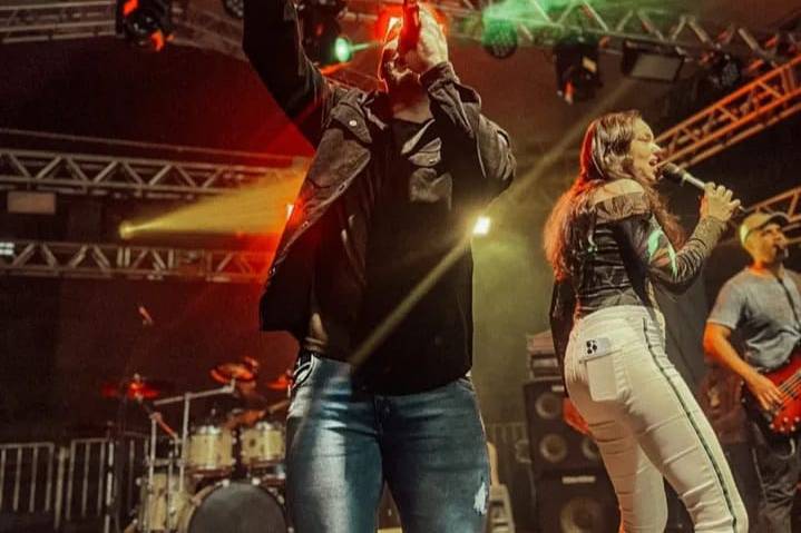 Cantando e encantando.
