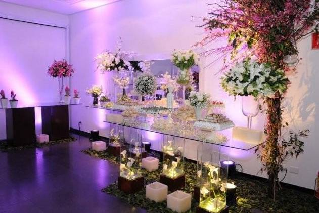 Mesa do doces com iluminação lilás