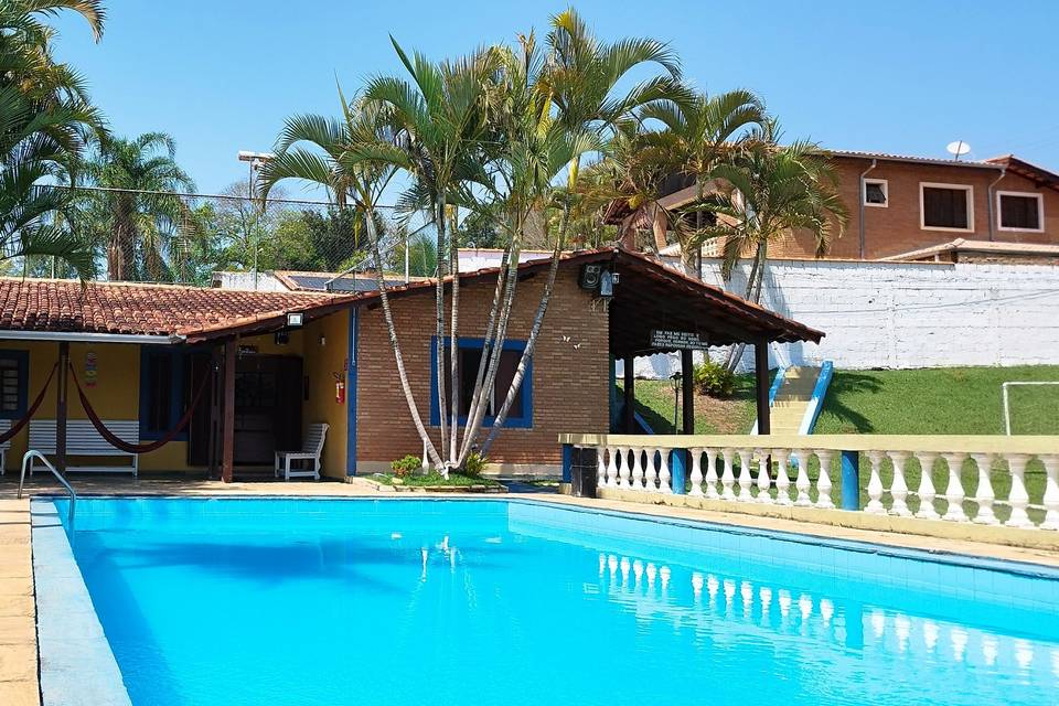 Casa em frente a piscina