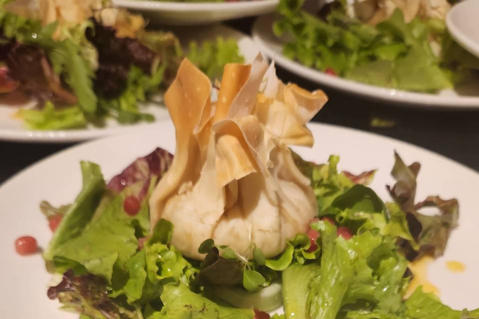 Salada com bombom de brie