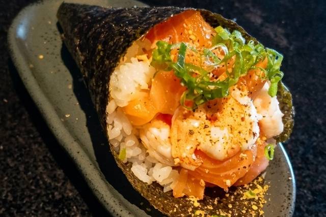Temaki de Salmão e camarão