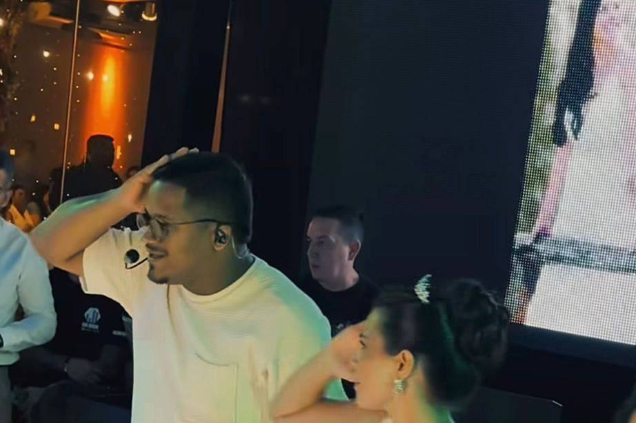 A mão vai na cabeça