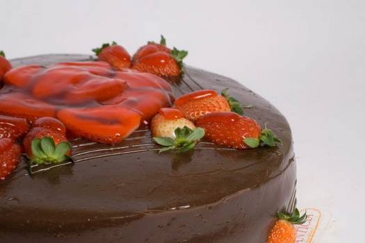 Bolo de chocolate e frutas