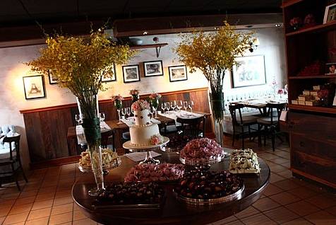 Doces em mesa com flores