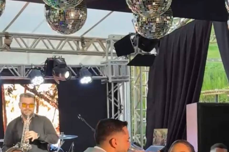 Brinde ao som de sax e banda