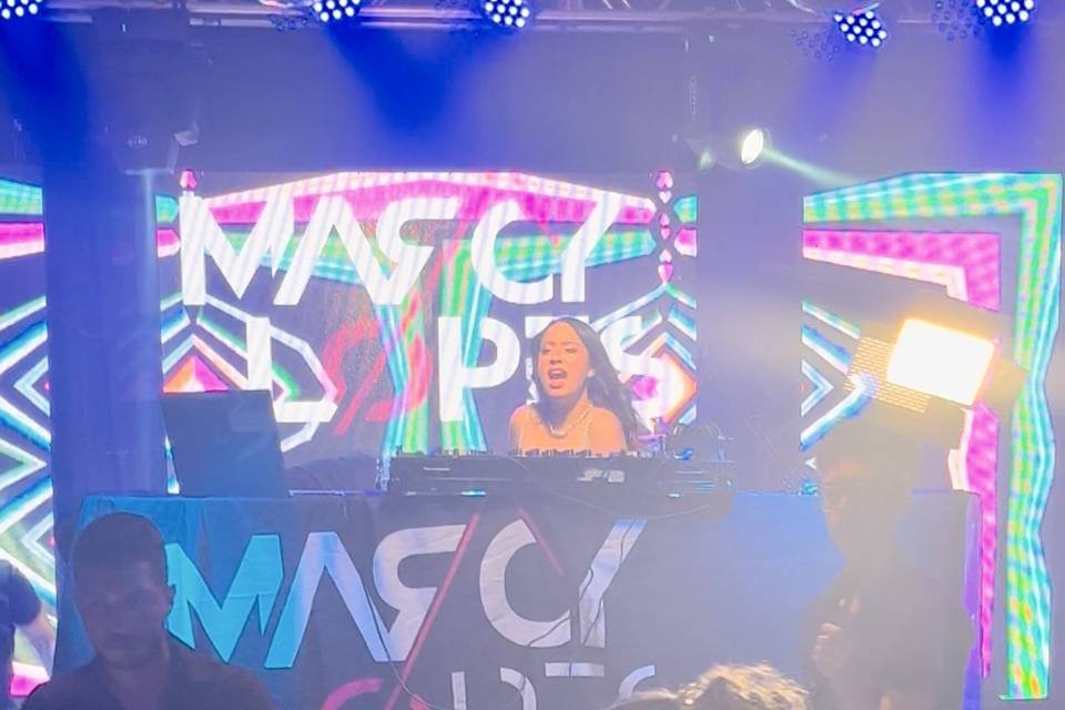 Dj ao vivo agitando a pista
