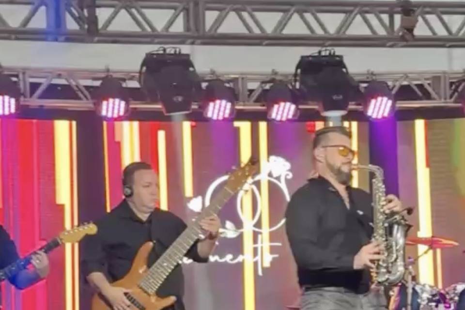 Brinde com sax e banda