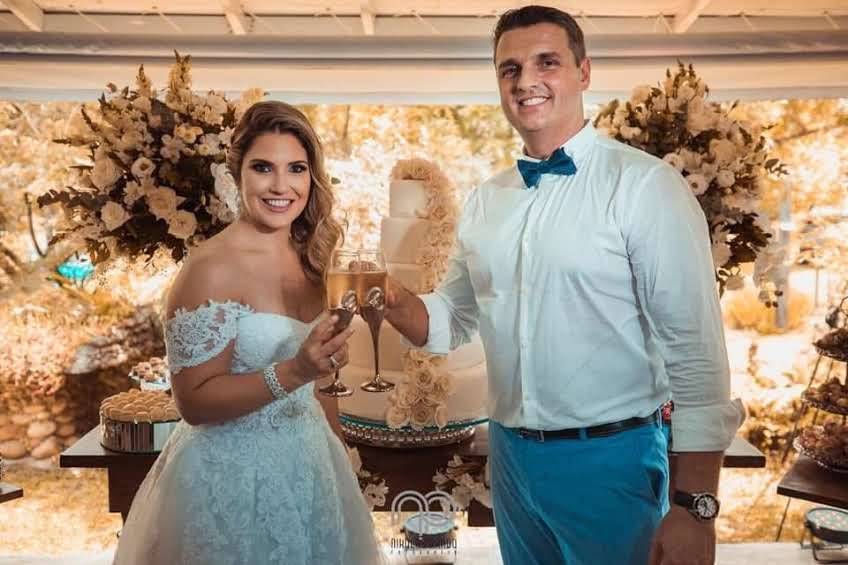 Noivos e Bolo de Casamento
