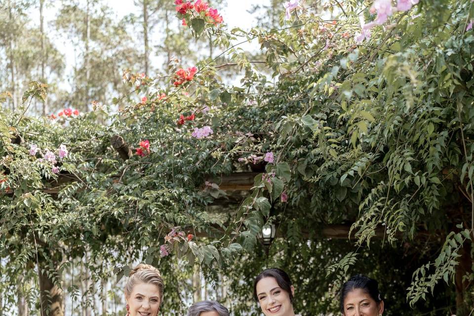 Noiva Bárbara e acompanhantes