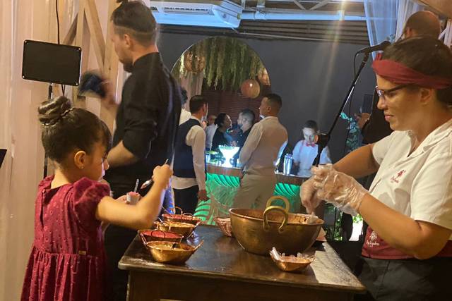 Criança sendo feliz