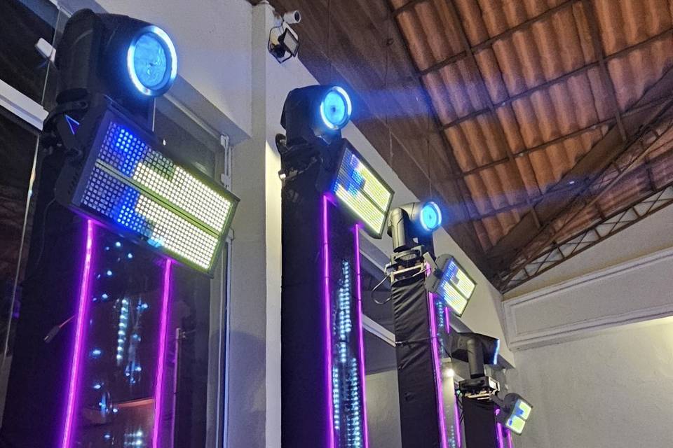 04 pilar com placa de led