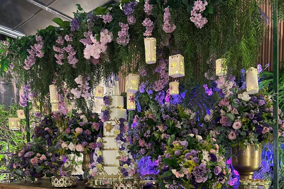 Decoração floral mesa do bolo