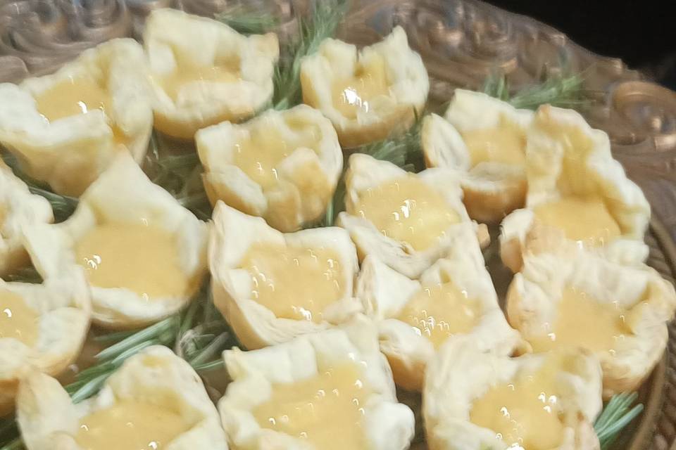 Queijo Brie e geleia damasco