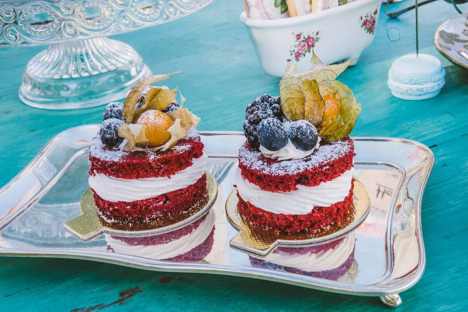 Bolo de Aniversário a Bela e a Fera - Fale com a Doces e Salgados BH