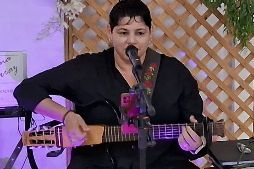 Lorena Ferraz | Voz e Violão